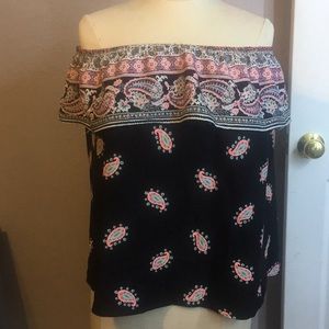Off shoulder pattern shirt